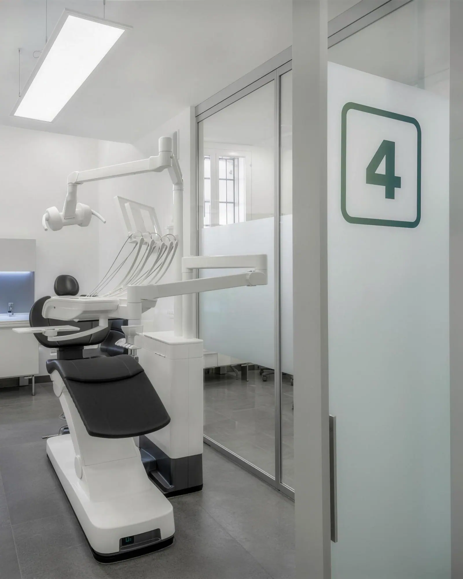La sala 4 dello studio di Venezia, col numero nel quadrato sulla vetrata