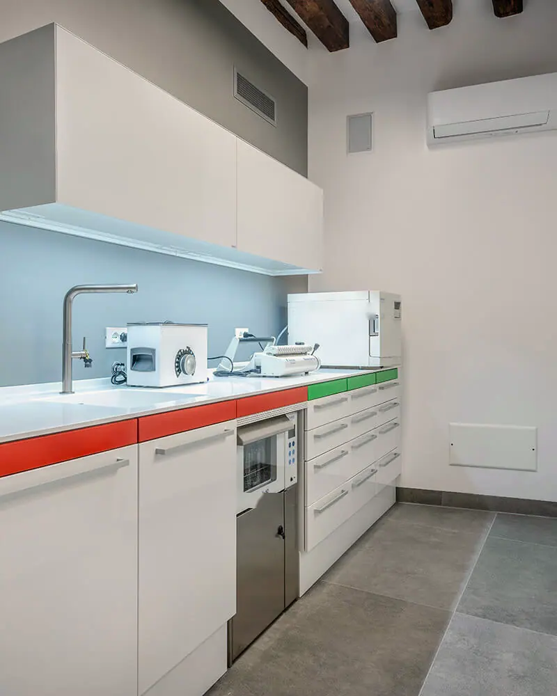 Il laboratorio dello studio di Venezia: il banco, il lavello e gli apparecchi per pulire e sterilizzare