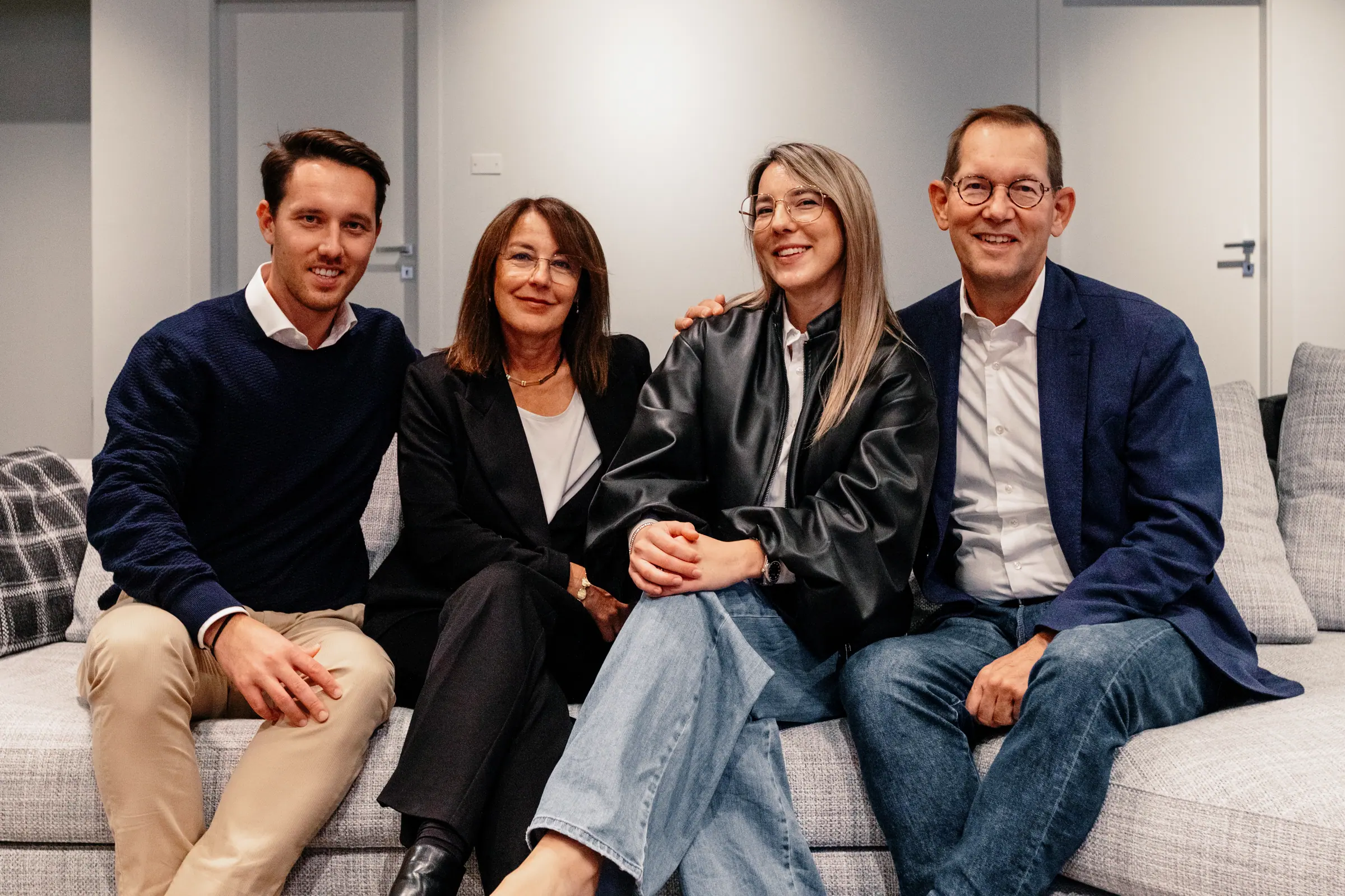 Vasco Brouwers, Paola Conte, Sara e Ronald Brouwers seduti insieme su un divano dello studio
