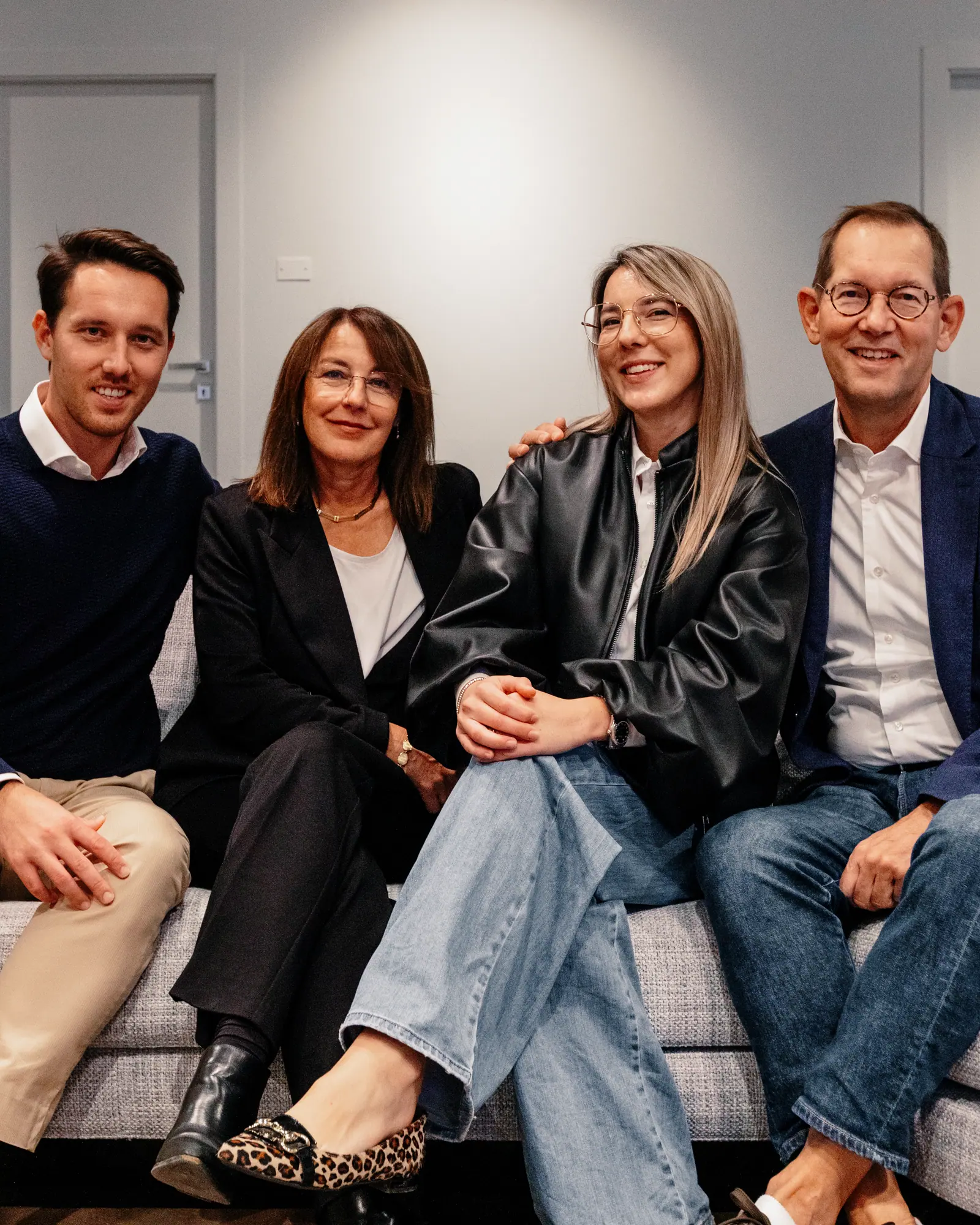Vasco Brouwers, Paola Conte, Sara e Ronald Brouwers seduti insieme nello studio