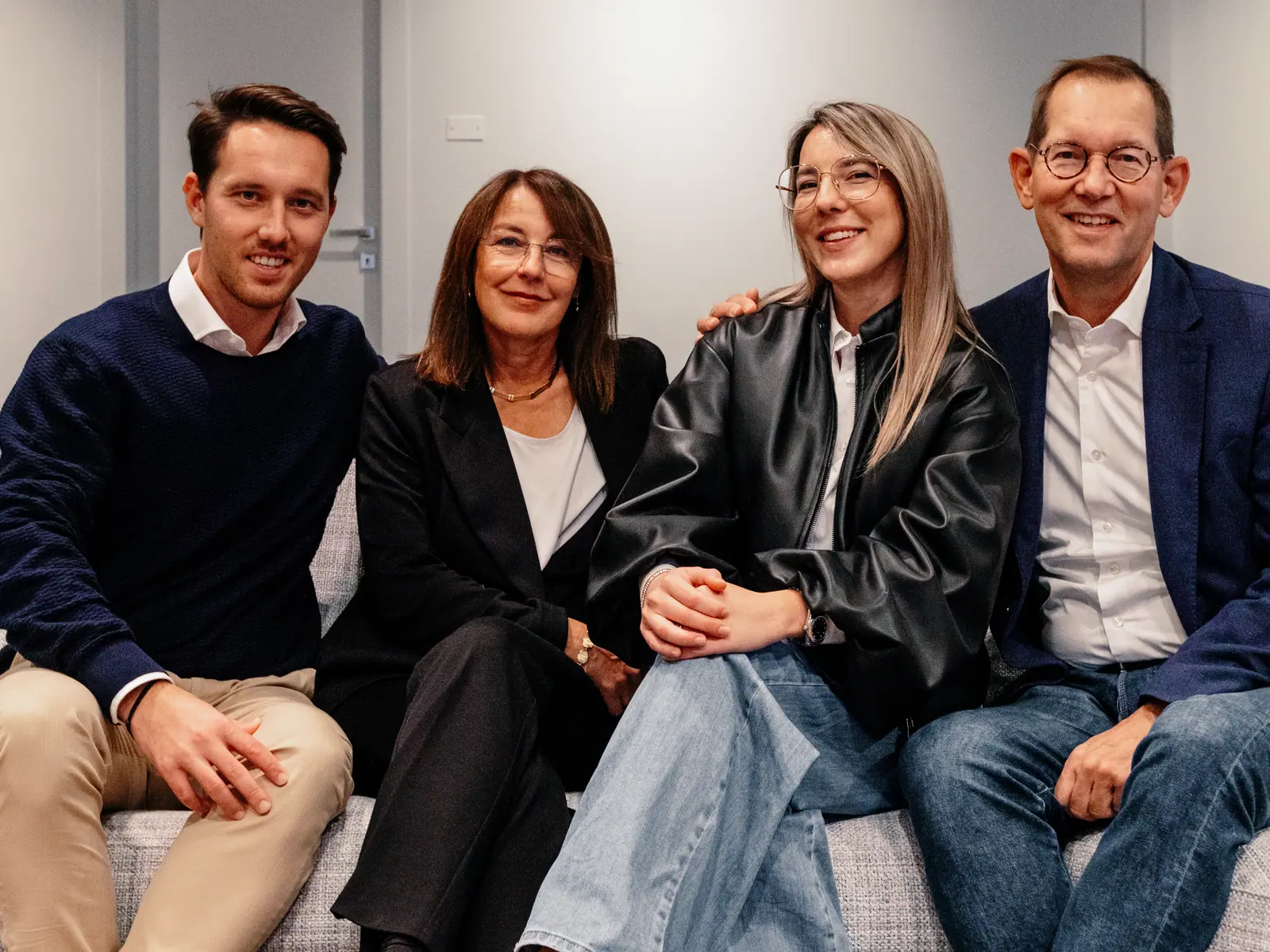 Vasco Brouwers, Paola Conte, Sara e Ronald Brouwers, sorridenti, nello studio