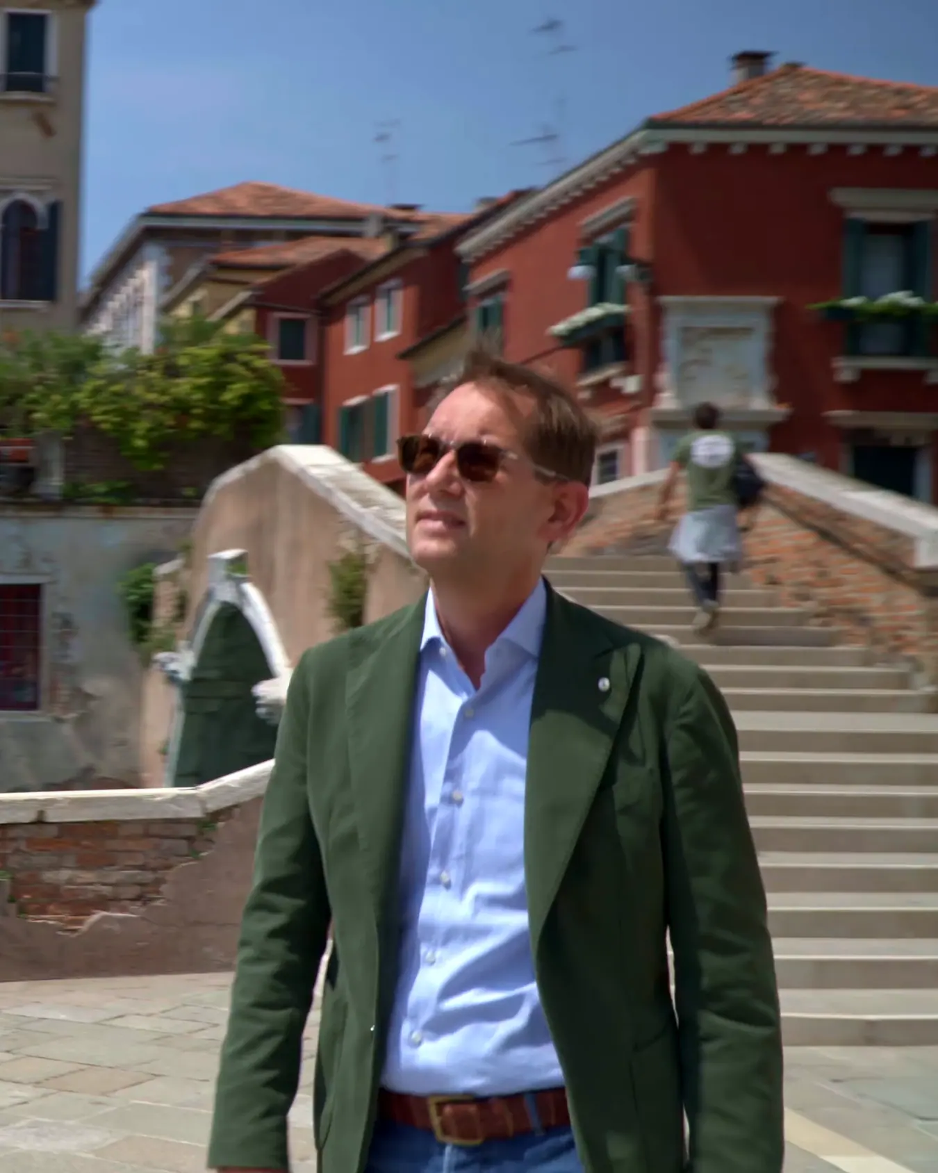 Il Dott. Ronald Brouwers in un campo di Venezia, davanti a un ponte