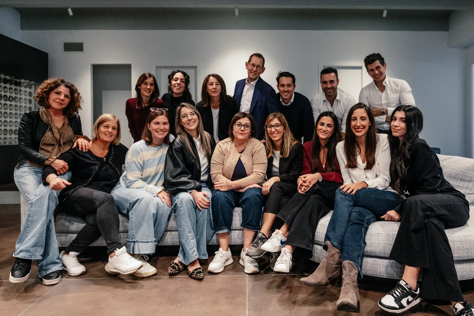 La squadra dello studio Brouwers riunita sui divani