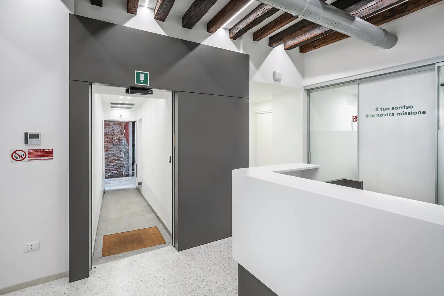 Il corridoio dello studio di Venezia, dalla reception verso la porta sul rio