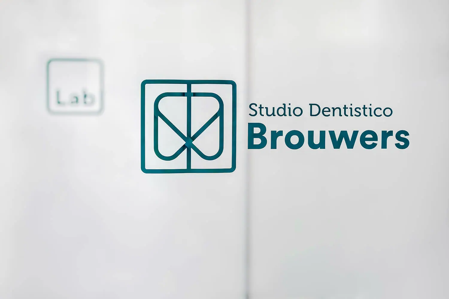 Il logo dello studio sulla vetrata