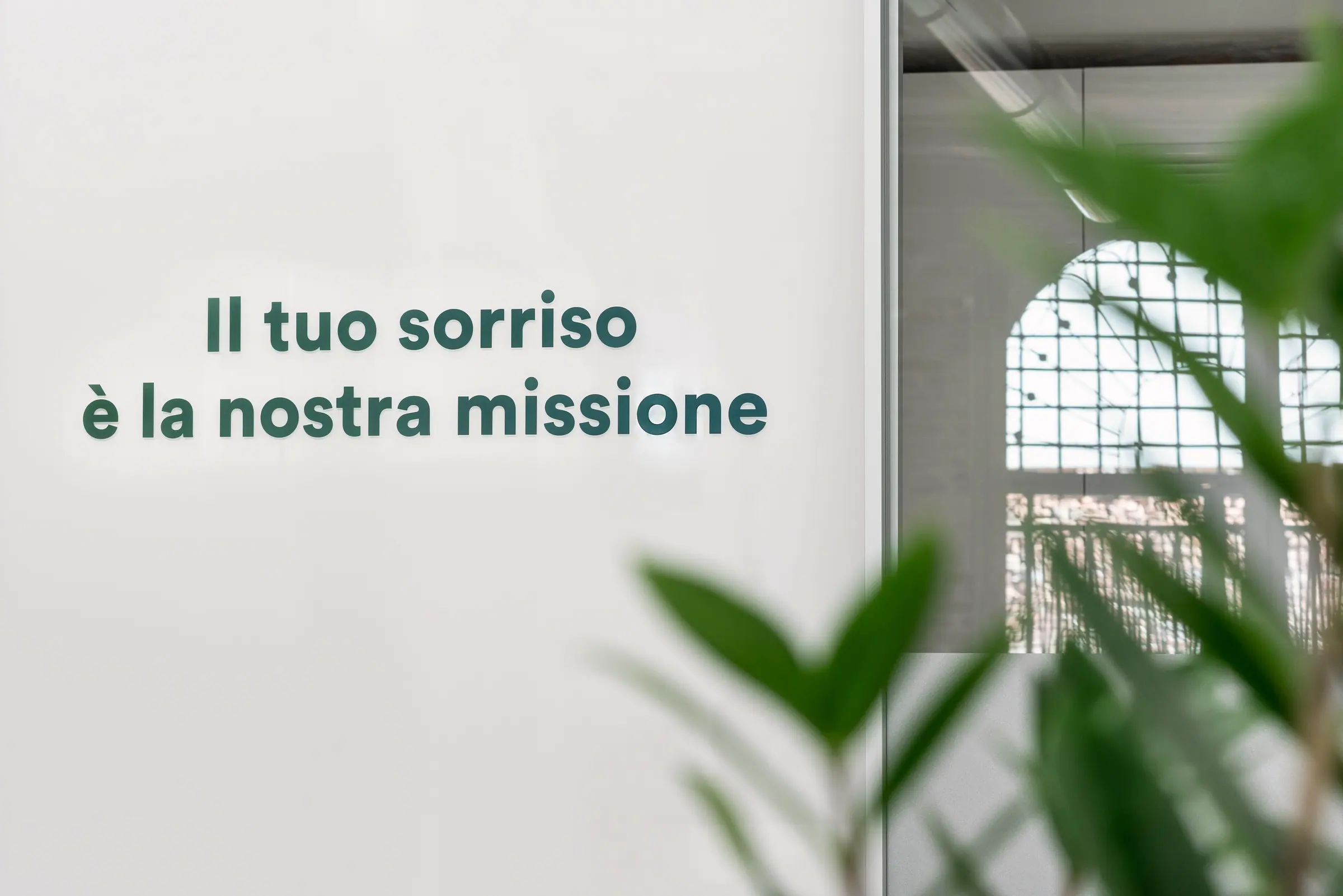 Sulla parete dello studio la scritta «Il tuo sorriso è la nostra missione», accanto alla finestra con l'inferriata