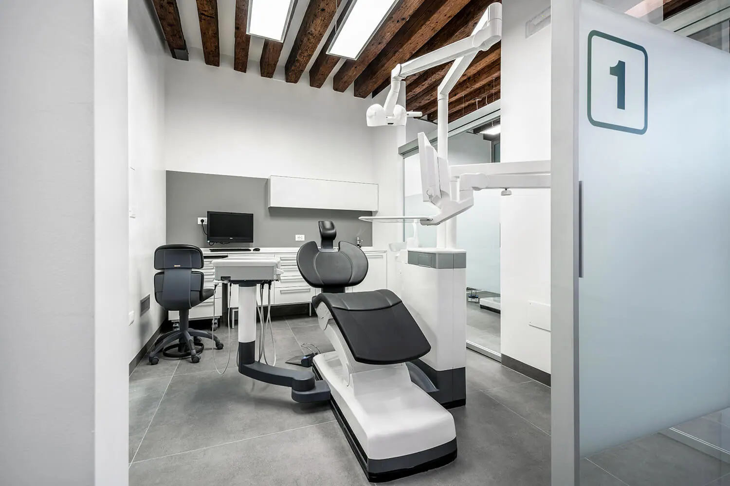 La sala 1 dello studio di Venezia, col numero sulla vetrata
