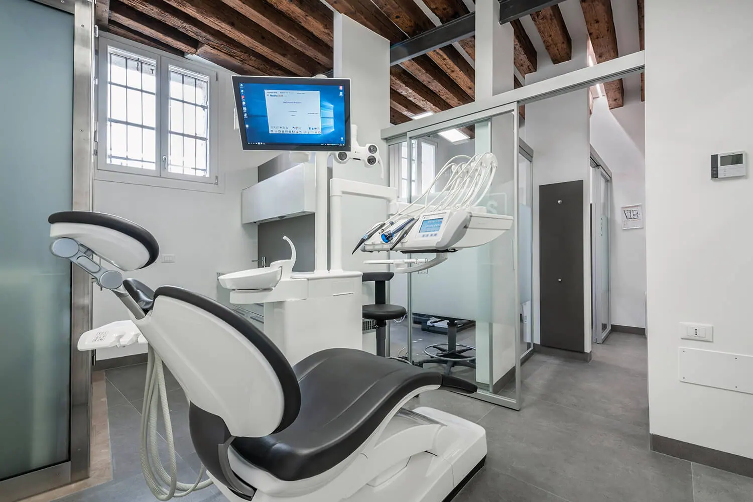 Una sala dello studio di Venezia con la poltrona e la finestra