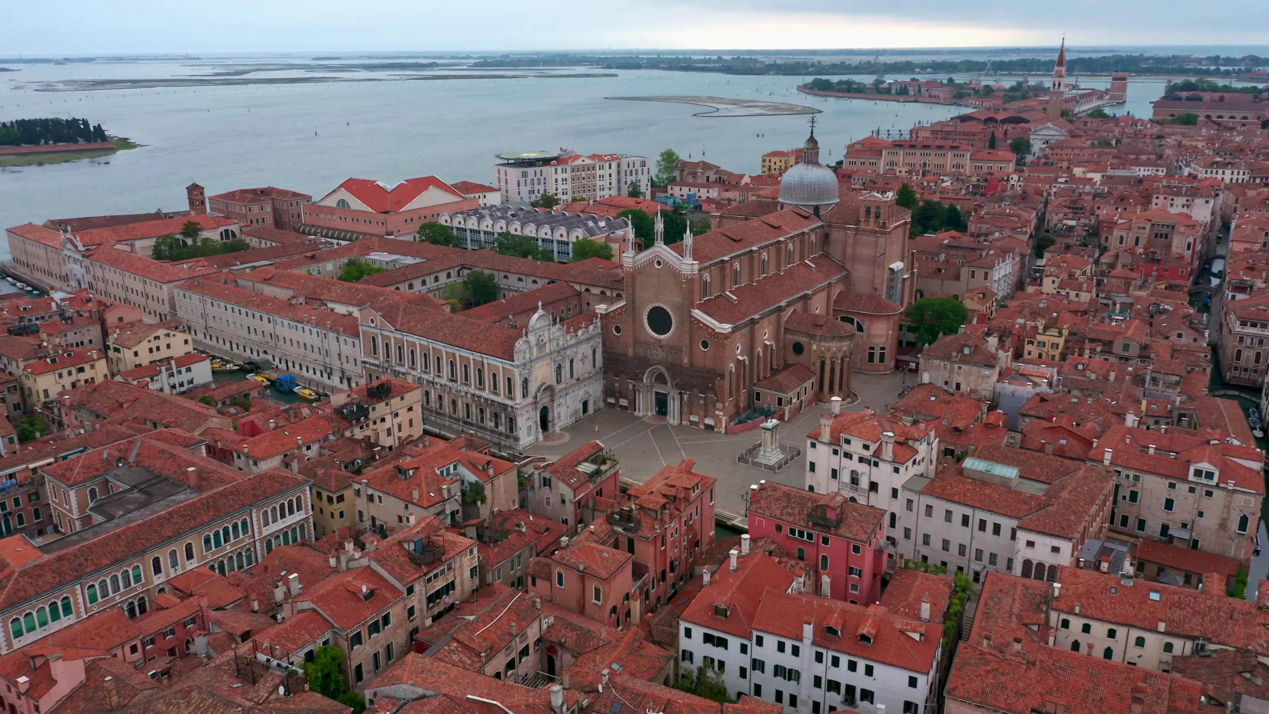 Dall'alto, il campo e la basilica di San Zanipolo con l'Ospedale, e dietro la laguna nord: lo studio è a due passi