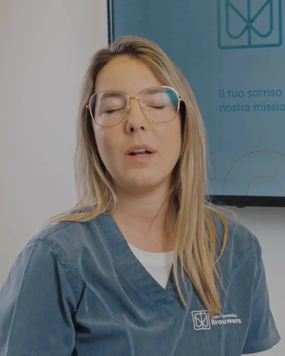 Una dentista dello studio parla degli allineatori trasparenti